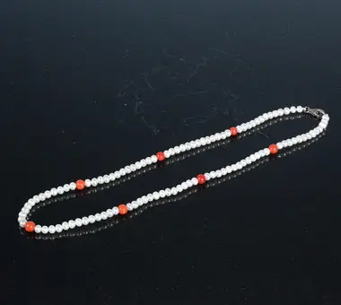 Collier de perles de culture d'eau douce avec corail.
