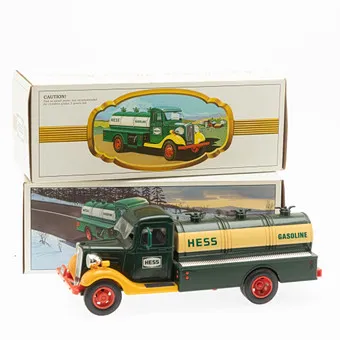 Dwa modele samochodów/skarbonki: Hess Tanker Truck w oryginalnym opakowaniu (2).