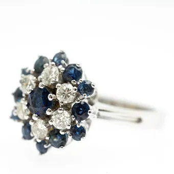 Ring met saffieren en diamanten.