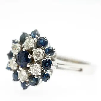 Ring met saffieren en diamanten.