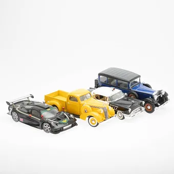 Cztery modele 1/18: Mercedes Benz, żółty pick-up, radiowóz i Lotus (4).