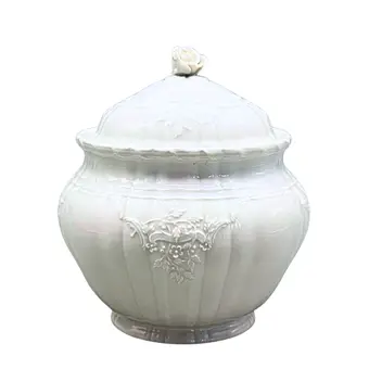 KPM. Porcelánová dóza s víčkem s květinovou dekorací.