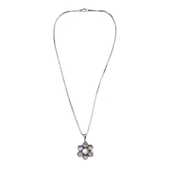 HALSKETTE AUS 925ER SILBER MIT BLUMENFÖRMIGEN ANHÄNGER.