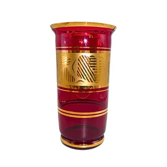 Boheemse vaas van robijnglas met bladerdecoratie.
