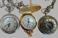 3x div. Quartz HTU, alle mit Uhrenkette, 1x mit Staubschutz, ungetragene Vitrinenobjekte