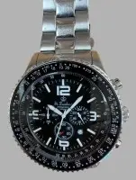 Chronograf St. Leonhard v designu pilotních hodinek, pouzdro a spona z nerezové oceli. Kvalitní strojek Miyota OS20 od Citizen, velmi dobrý stav, strojek netestován, D-4,8 cm, řemínek B-2,2 cm