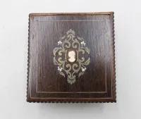 antike Taschenuhrbox, 19. Jhd., Deckel mit Cameé und Einlagen, ohne Schlüssel, ca. H-3,5cm, B-8,7cm