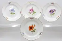 4 assiettes Meissen, marque aux épées, peinture florale, 2 traits de meulage chacune, env. D-17 cm, bords dorés frottés