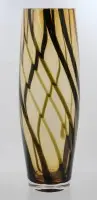 Vysoká váza z uměleckého skla, jantarová s tmavými pruhy, cca v. 40 cm