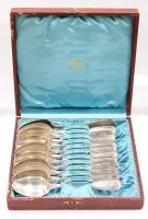 12 kávových lžiček ve stříbře 800, 1 v odlišném tvaru, každá s ozdobným monogramem, 219,9 g, d. 14 cm