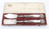 Nůž na máslo a sýr kolem 1900, stříbrné rukojeti (puncy) v krabici, cca d. 20,5 cm