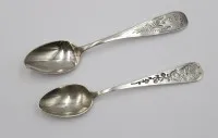2x cuillères à thé en argent 800, chacune avec gravure de points au verso et datations, ciselées, total 16,8 g, L 12,5 cm