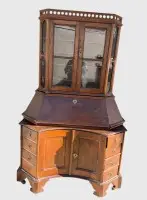 Barock-Tabernakel-Sekretär m. Vitrinenaufsatz um 1750, Innen und seitlich Schubladen, wohl Eiche, Alters- und Gebrauchsspuren, 2 teilig, Unterteil seitl. Eisengriffe(Farben wg. Sonneneinfall verfälscht!)