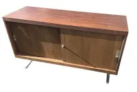 Vintage příborník z 60. let s dýhou, posuvnými dveřmi a kovovými nohami, v. 70 cm, 120x47 cm, známky opotřebení