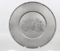 Cínový talíř, květinový vzor, andělská značka, cca pr. 30 cm