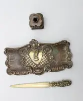 3tlg. Schreibtisch-Garnitur, Bronze, bestehend aus Ablage, Brieföffner und Tintenfass, Ablage ca. H-3cm B-21,5cm