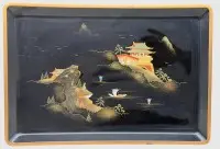gr. japan. Lacktablett mit Tempelmotiv, Perlmutt-Einlagen, 39x27 cm