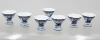 7x japanische Porzellan-Sakebecher, 1x Altriss 1x Restauration, ca. H-4,8cm