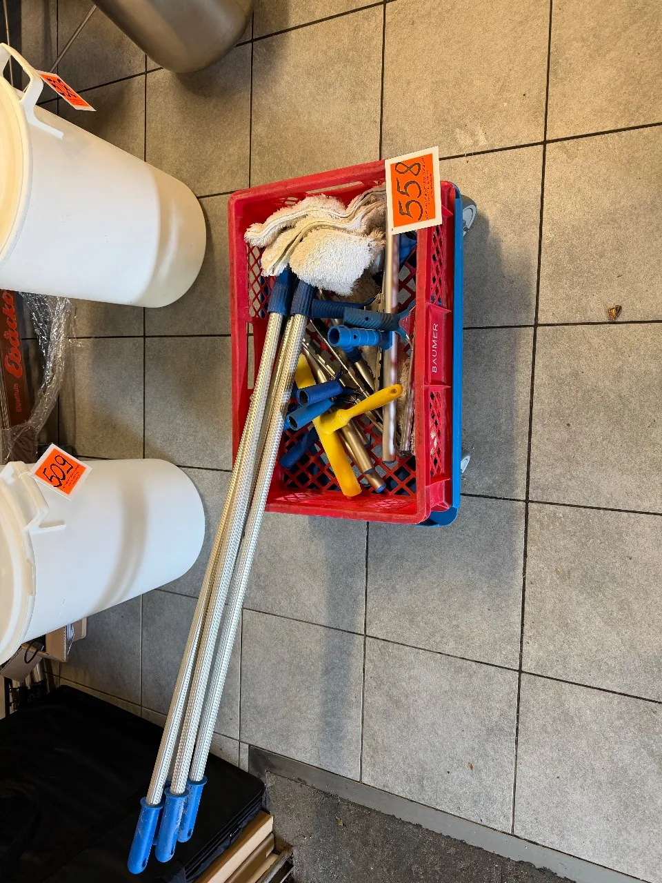 Basket (with mobile base) + (various cleaning utensils)