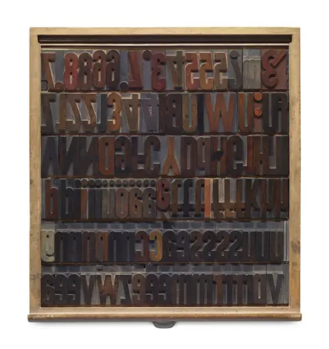 Collection de caractères typographiques pour l'imprimerie dans un tiroir en bois d'époque