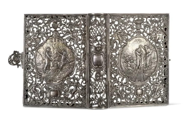Aufwendig gearbeiteter, filigraner Buchdeckel mit getriebenen Reliefs und Ornamenten