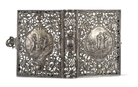 Couverture de livre filigrane finement travaillée avec reliefs repoussés et ornements