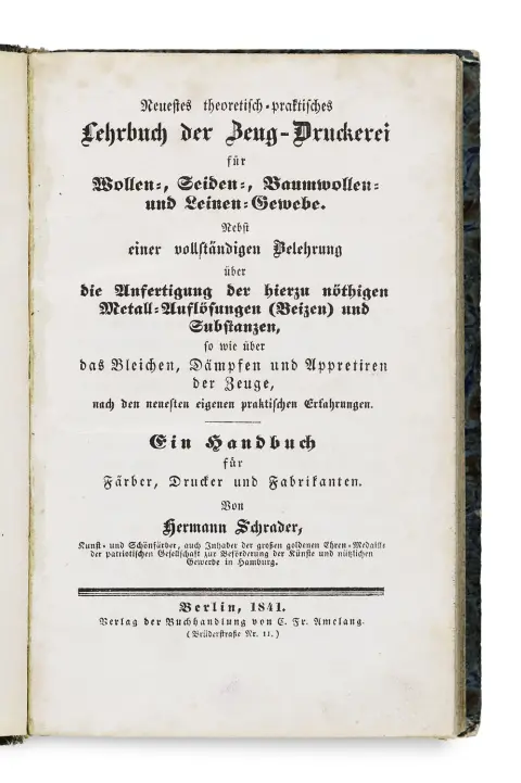 Hermann Schrader – Nejnovější teoreticko-praktická učebnice potiskování látek pro vlněné, hedvábné, bavlněné a lněné tkaniny