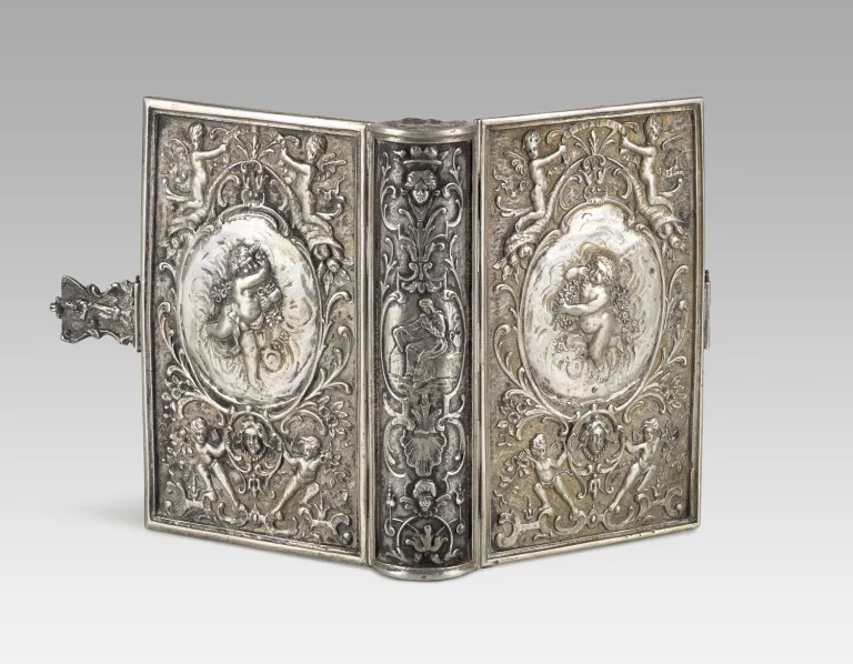 Reliure baroque en argent repoussé, 12,8 x 18,8 cm (ouverte), 245 grammes