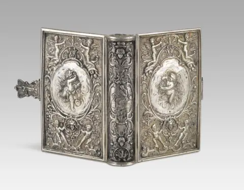 Reliure baroque en argent repoussé, 12,8 x 18,8 cm (ouverte), 245 grammes