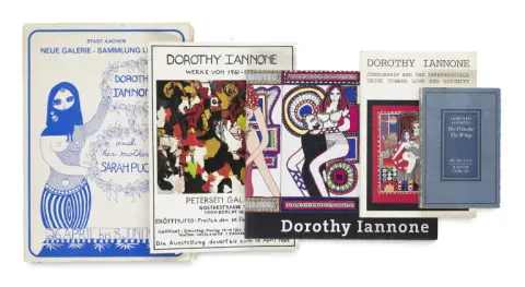 Dorothy Iannone – Collectie van 6 publicaties van en over Dorothy Iannone plus 3 gesigneerde ansichtkaarten