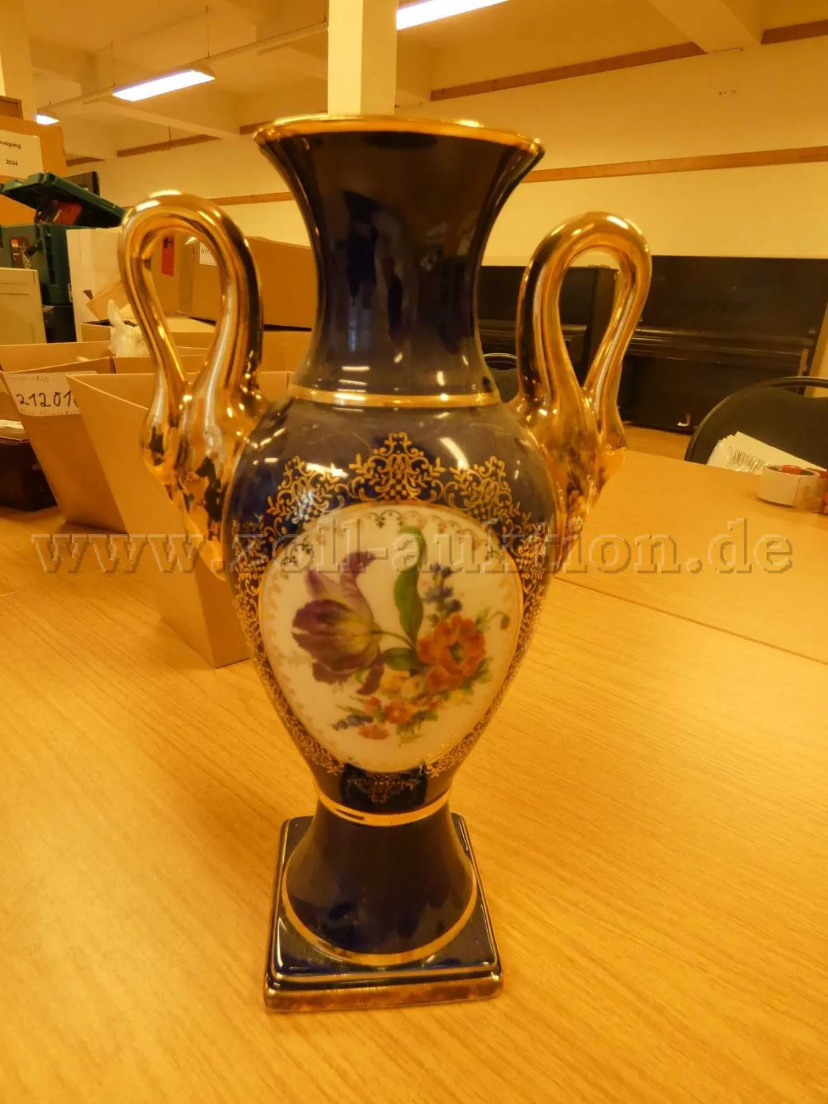 1 wazon porcelanowy Kerafina Porzellanfabrik (Royal KPM)