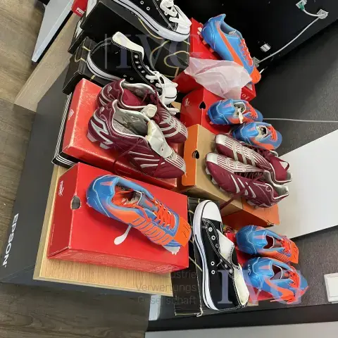 Partij voetbalschoenen en sneakers