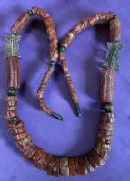 Collier tribal en pierre de bauxite, probablement Ghana, L 80 cm, env. 190 gr, traces d'usure