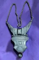 Kette, Tuareg, Weißmetall , Collier mit beweglicher Abhängung und typischem gravierten Tuareg-Dekor, rückseitig gemarkt, L-43 cm
