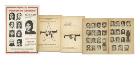 Collection de 2 publications programmatiques de la RAF, 1 affiche de recherche, 1 édition spéciale du Bundeskriminalblatt et 10