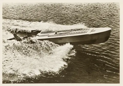 Collection de 57 cartes postales photographiques de la Reichsmarine