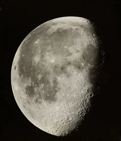 Album avec 45 photographies de la Lune ainsi que d'autres planètes et galaxies