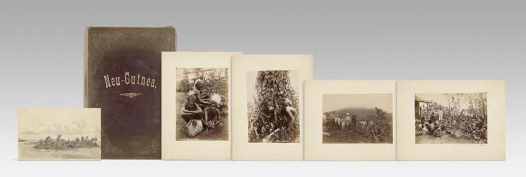 Collection de 12 photographies originales vues et un dessin original, population locale et photos de groupe de la ...