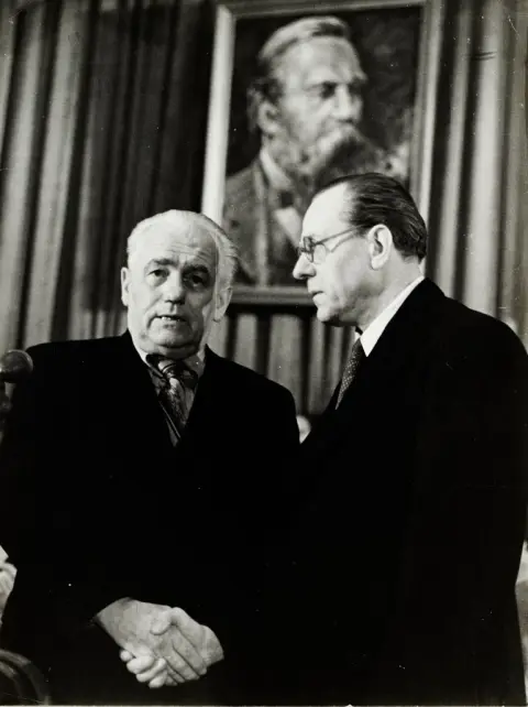 Herbert Hensky – Poignée de main entre Wilhelm Pieck (KPD) et Otto Grotewohl (SPD) au congrès d'unification le 22.4.1946 à l'Admiralspalast de Berlin