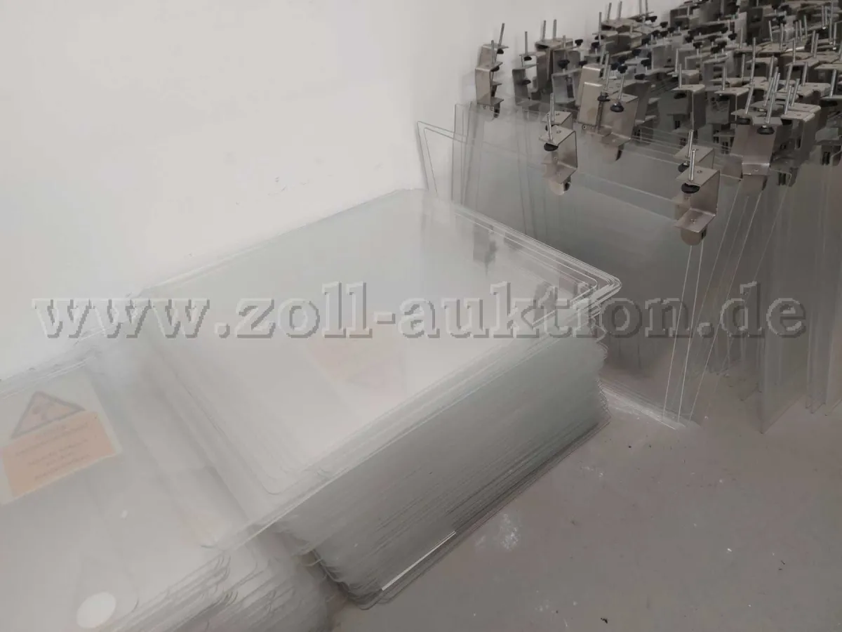 1 položka akrylátové sklo/ochranné plexi desky + držáky (cca 330 ks)