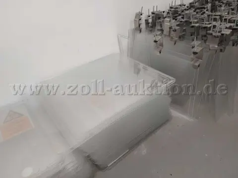 1 partia płyt z akrylu/osłon przeciwkichniowych + uchwyty (ok. 330 sztuk)
