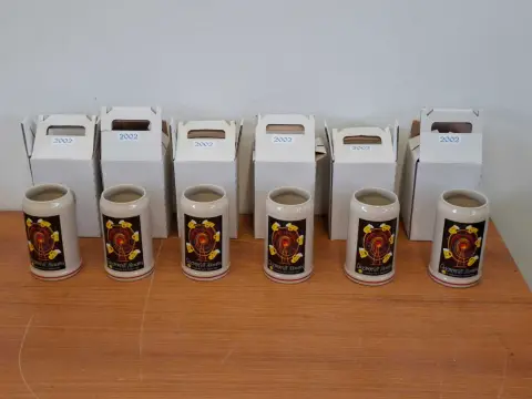 6 Oktoberfest-kruiken zonder tinnen deksel, jaarkruiken 2002, fabrikant: Rastal