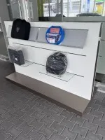 1 présentoir à produits, env. 2 m de large avec 3 poches et 1 jeu de chaînes à neige