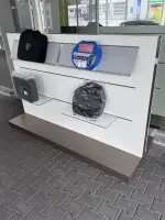 1 стойка для товаров, ок. 2 м шириной с 3 карманами и 1 комплектом цепей противоскольжения