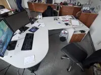 1 partij kantoormeubilair bestaande uit een hoekcombinatie, verrijdbare printertafel, vergadertafel Vitra, 2 commodes, 2 archiefkasten en 3 fauteuils