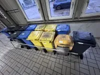 1 Pos. Kunststoffmülltonnen, 14 Stück, diverse Farben
