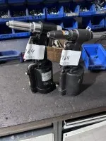 2 Nietpistolen, pneumatisch