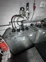 1 olietankinstallatie bestaande uit verse olietank Schutz, 700 liter met motorolie 0W30, ca. 300 liter, afgewerkte olietank Schutz, 700 liter, leeg en oliepomp Tecalemit