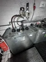 1 installation de réservoirs d'huile composée d'un réservoir d'huile neuve Schutz, 700 litres avec huile moteur 0W30, env. 300 litres, réservoir d'huile usagée Schutz, 700 litres, vide et pompe à huile Tecalemit