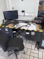1 bureau avec chaise de bureau